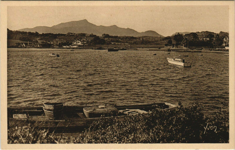 Carte postale ancienne Saint-Jean-de-Luz La Nivelle - Au Loin le Massif de la Rhune à Saint-Jean-de-Luz