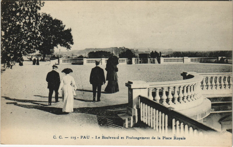 Carte postale ancienne Pau Le Boulevard et Prolongement de la Place Royale à Pau