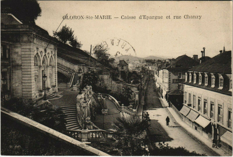 Carte postale ancienne Oloron-Sainte-Marie Caisse d'Epargne et Rue Chanzy à Oloron-Sainte-Marie
