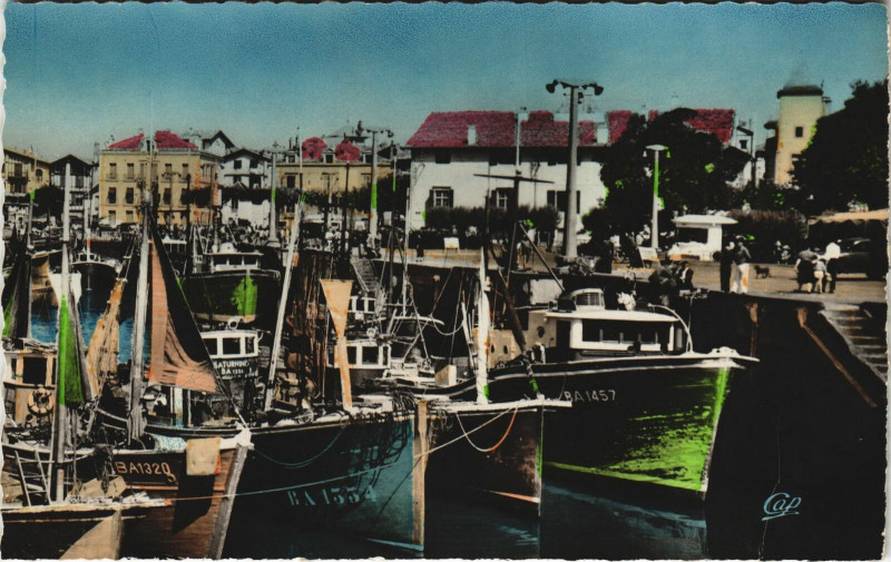 Carte postale ancienne Saint-Jean-de-Luz Le Port et Maison de l'Infante à Saint-Jean-de-Luz
