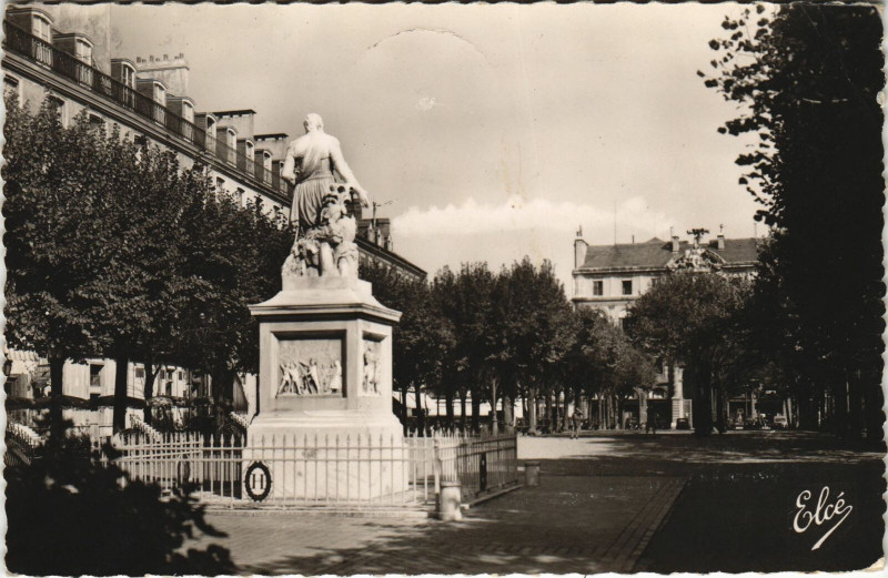 Carte postale ancienne Pau Statue de Henri Iv - Place Royale à Pau