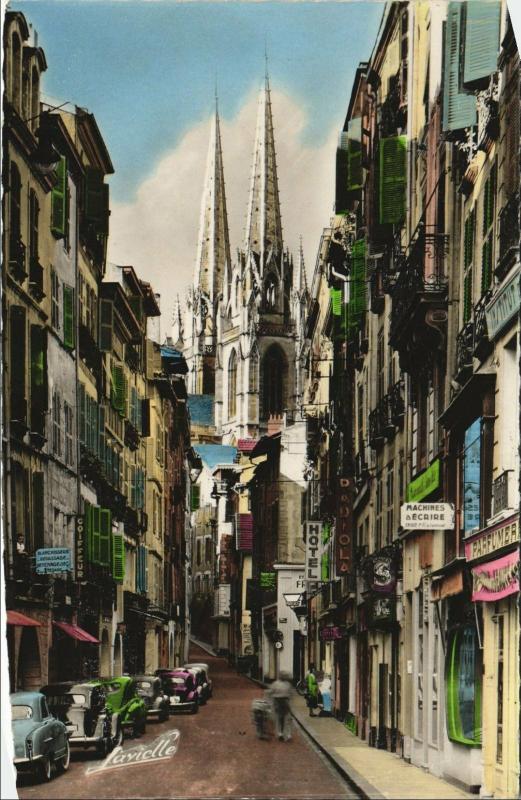 Carte postale ancienne Bayonne Arceaux Port-Neuf et les Fleches de la Cathedrale à Bayonne