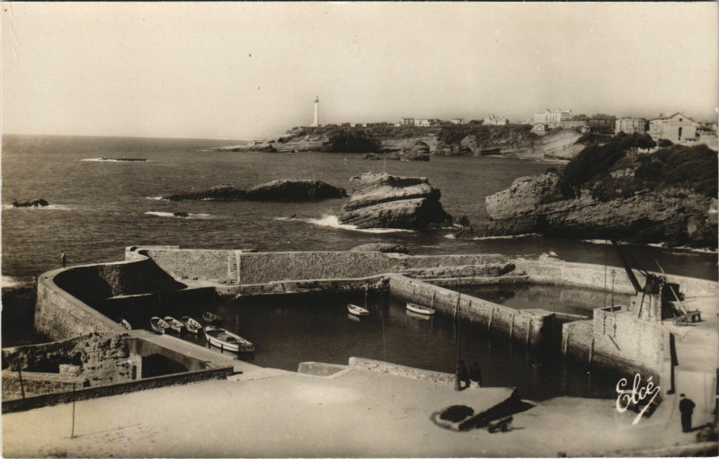 Carte postale ancienne Biarritz Le Port Vieux et le Phare à Biarritz