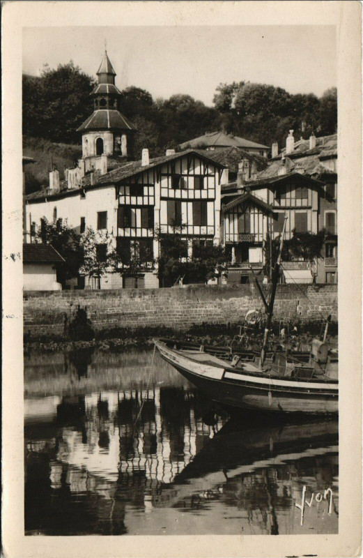 Carte postale ancienne Saint-Jean-de-Luz Types de Maisons Basques - Clocher de Ciboure à Ciboure