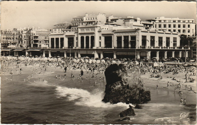 Carte postale ancienne Biarritz La Grande Plage et le Casino à Biarritz