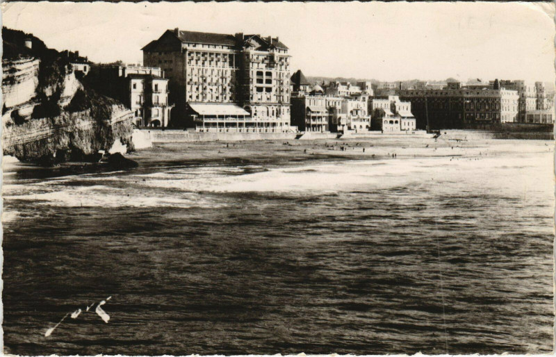Carte postale ancienne Biarritz Le Miramar et la Plage à Biarritz