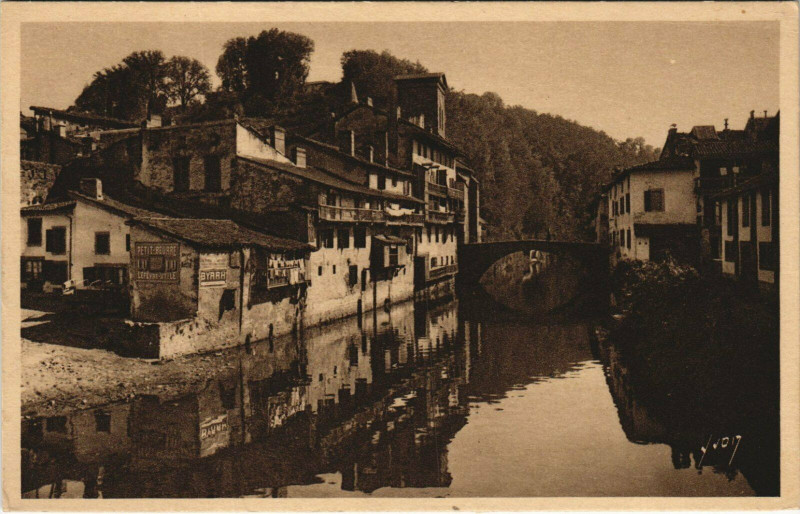 Carte postale ancienne Saint-Jean-Pied-de-Port Vieilles Maisons en Bordure de la Nive à Saint-Jean-Pied-de-Port