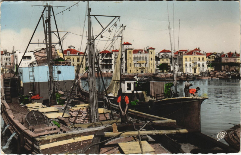 Carte postale ancienne Saint-Jean-de-Luz Le Port et Maison de l'Infante à Saint-Jean-de-Luz