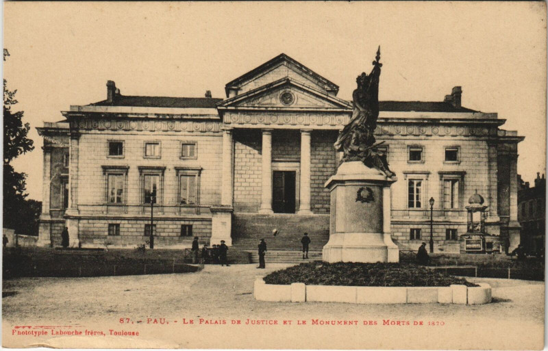 Carte postale ancienne Pau Le Palais de Justice et le Monument des Morts de 1870 à Pau