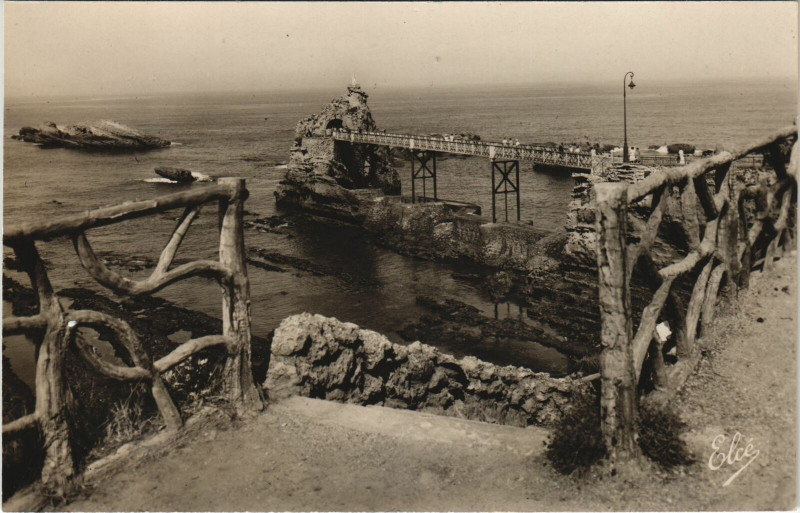 Carte postale ancienne Biarritz Le Rocher de la Vierge à Biarritz