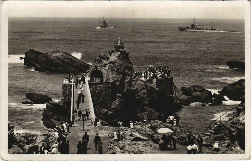 Carte postale ancienne Biarritz Le Rocher de la Vierge à Biarritz