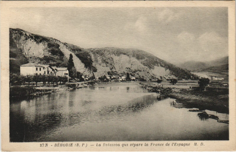 Carte postale ancienne Behobie La Bidassoa qui Separe la France de l'Espagne