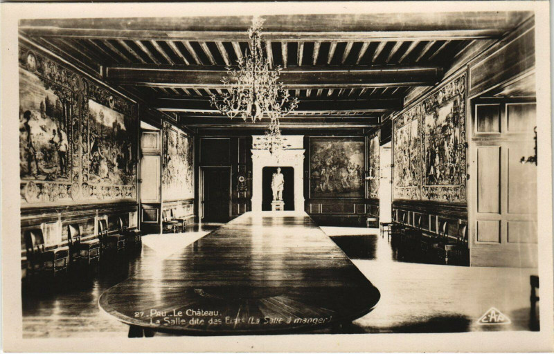Carte postale ancienne Pau Le Chateau - La Salle a Manger à Ger