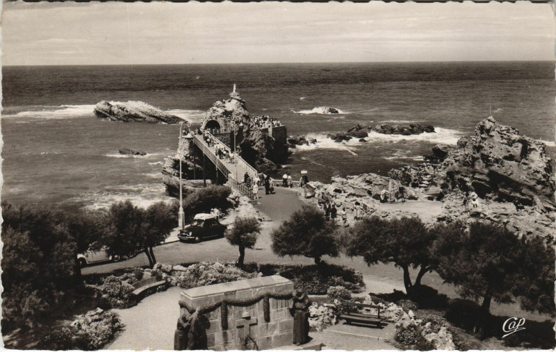 Carte postale ancienne Biarritz Le Rocher de la Vierge et le Monument aux Morts à Biarritz