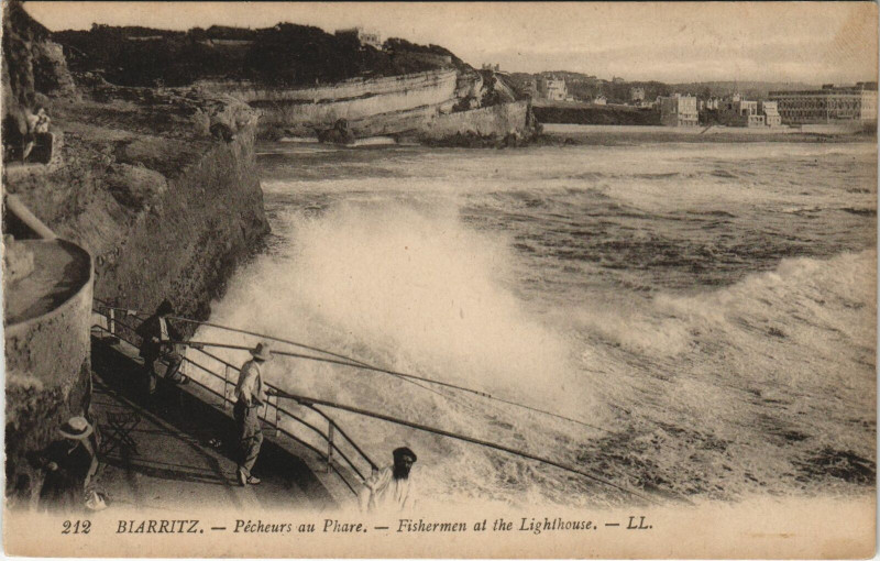 Carte postale ancienne Biarritz Pecheurs au Phare à Biarritz