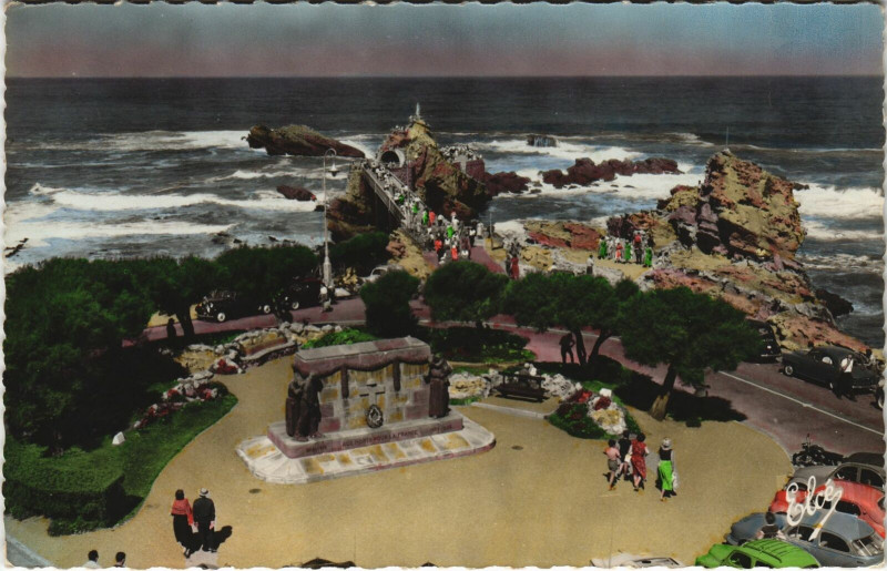 Carte postale ancienne Biarritz Le Monument aux Morts et le Rocher de la Vierge à Biarritz