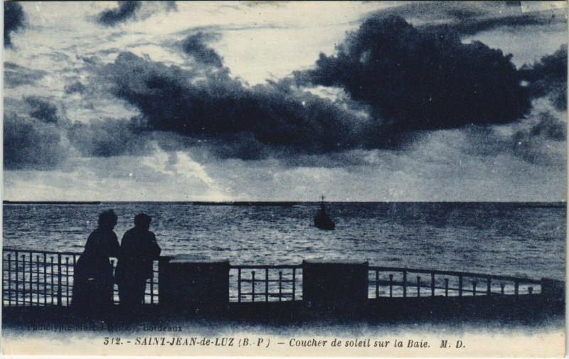 Carte postale ancienne Saint-Jean-de-Luz Coucher de Soleil sur la Baie à Saint-Jean-de-Luz