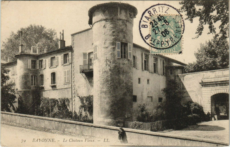 Carte postale ancienne Bayonne Le Chateau Vieux à Bayonne
