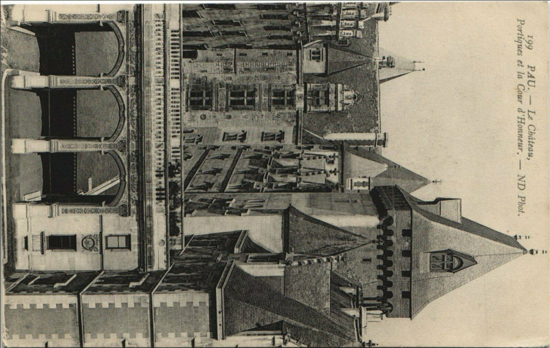 Carte postale ancienne Pau Le Chateau - Portiques et la Cour d'Honneur à Pau