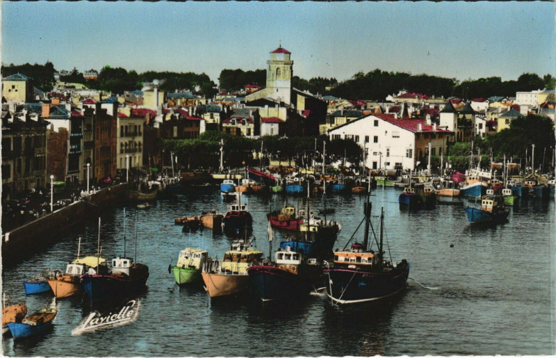 Carte postale ancienne Saint-Jean-de-Luz Vue Generale sur le Port - Maison de l'Infante à Saint-Jean-de-Luz