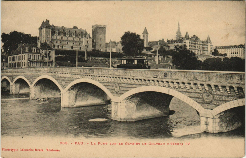 Carte postale ancienne Pau Le Pont sur le Gave et le Chateau d'Henri Iv à Pau