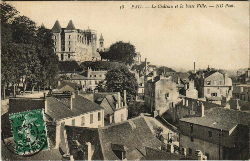 Carte postale ancienne Pau Le Chateau et la Basse Ville - Vue prise du Parc à Pau