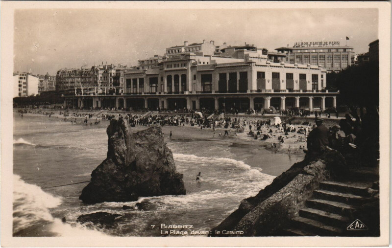 Carte postale ancienne Biarritz La Plage devant le Casino à Biarritz