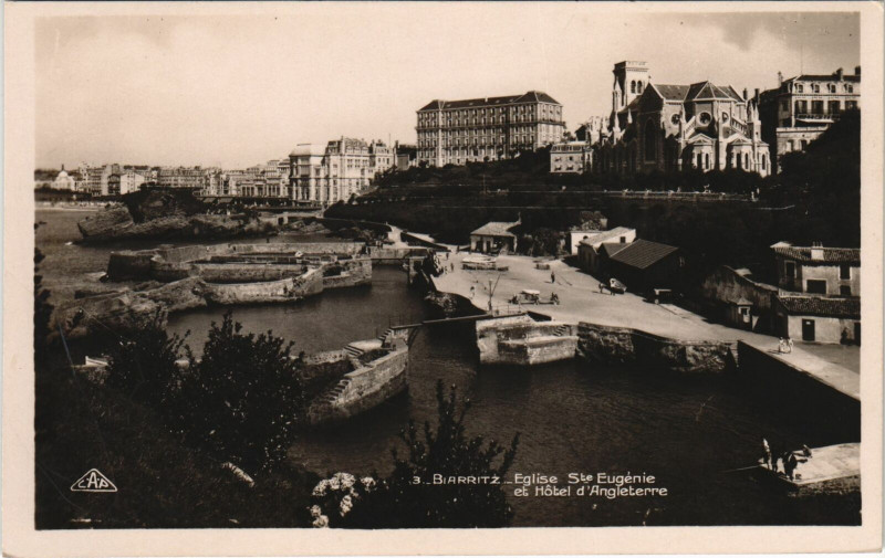 Carte postale ancienne Biarritz Eglise Sainte-Eugenie et Hotel d'Angleterre à Anglet