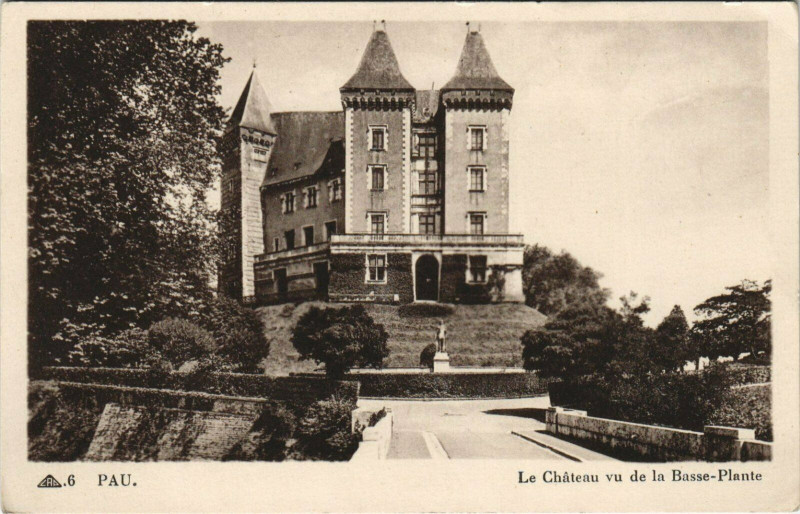 Carte postale ancienne Pau Le Chateau vu de la Basse-Plante à Pau