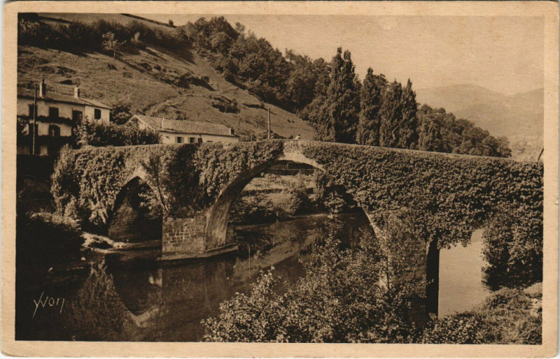Carte postale ancienne Bidarray Le Tres Pittoresque et Vieux Pont à Bidarray