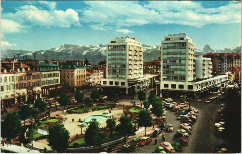 Carte postale ancienne Pau La Place Clemenceau et les Pyrenees à Pau
