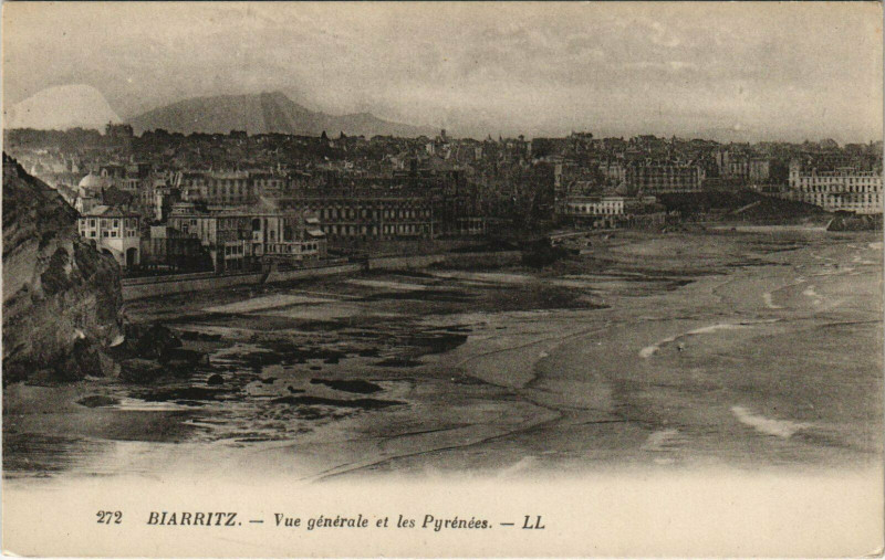 Carte postale ancienne Biarritz Vue Generale et les Pyrenees à Biarritz