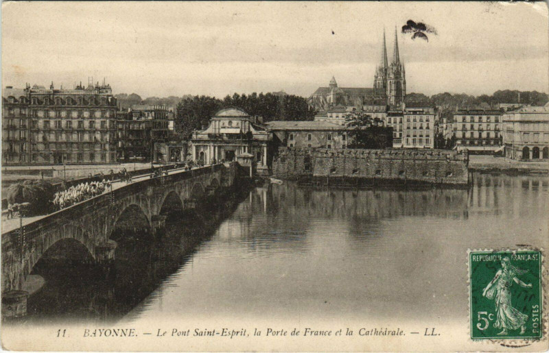 Carte postale ancienne Bayonne Le Pont Saint-Esprit - La Porte de France et la Citadelle à Bayonne