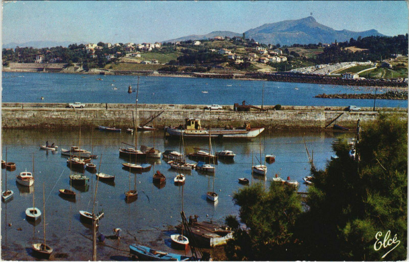 Carte postale ancienne Saint-Jean-de-Luz Socoa - Le Port - Au Fond la Rhune à Saint-Jean-de-Luz