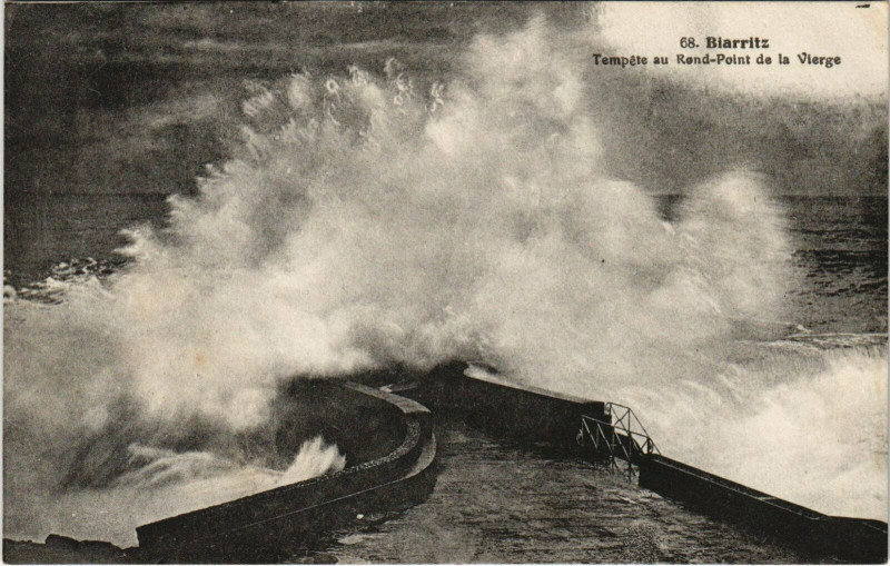 Carte postale ancienne Biarritz Tempete au Rond-Point de la Vierge à Biarritz