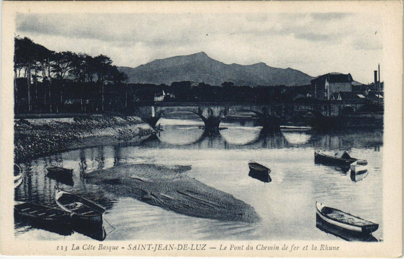Carte postale ancienne Saint-Jean-de-Luz Le Pont du Chemin de Fer et la Rhune à Saint-Jean-de-Luz
