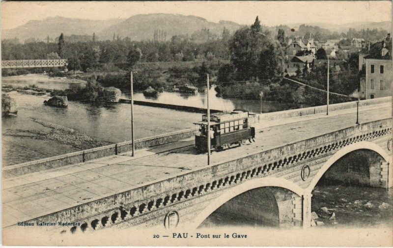 Carte postale ancienne Pau Pont sur le Gave - Tram à Pau