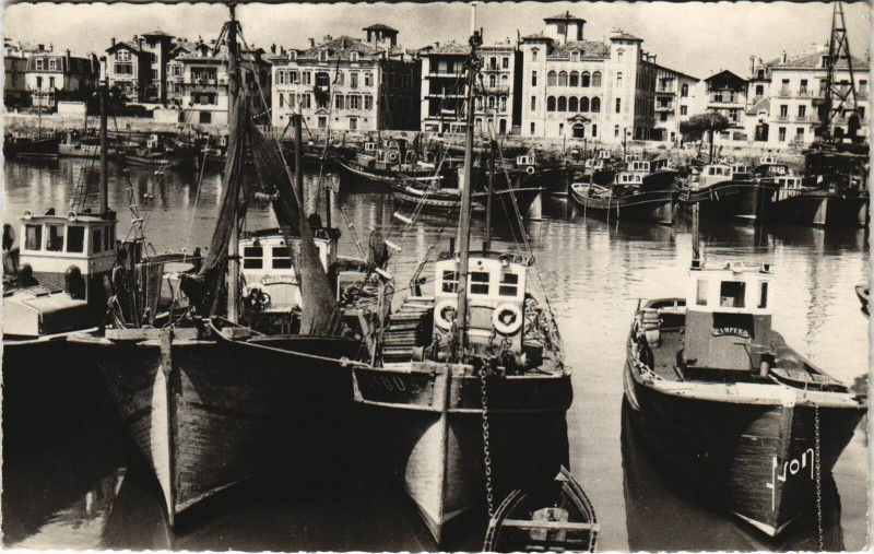 Carte postale ancienne Saint-Jean-de-Luz Le Port et la Maison de l'Infante à Saint-Jean-de-Luz
