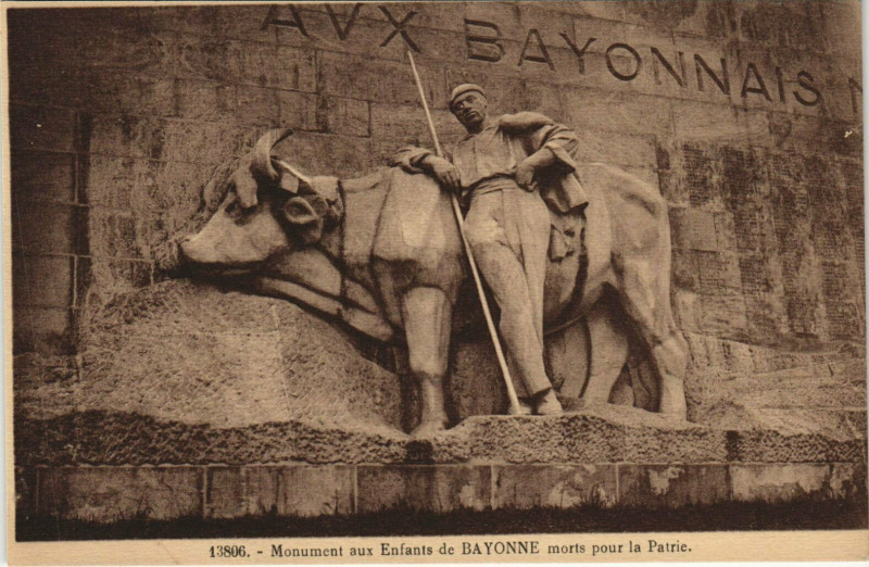 Carte postale ancienne Bayonne Monument aux Enfants de Bayonne Morts pour la Patrie à Bayonne