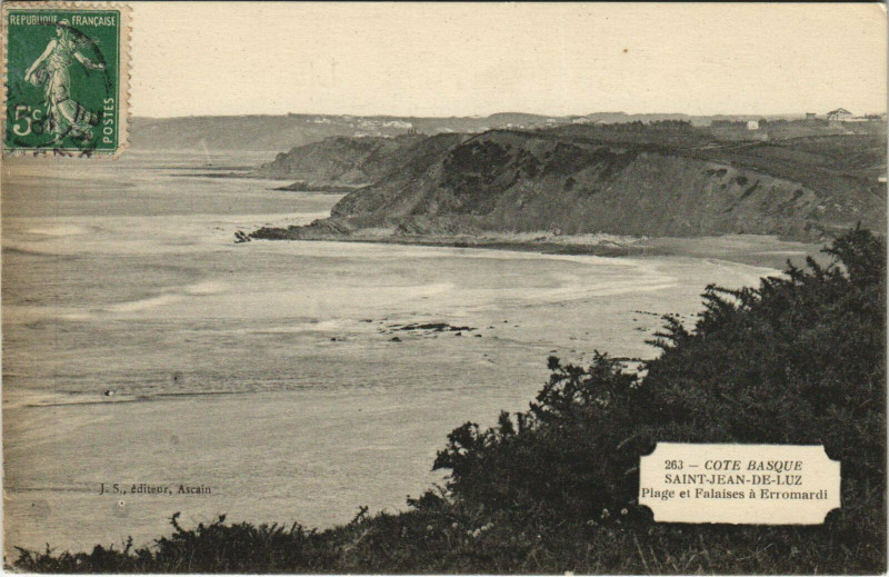 Carte postale ancienne Saint-Jean-de-Luz Plage et Falaises a Erromardi à Saint-Jean-de-Luz
