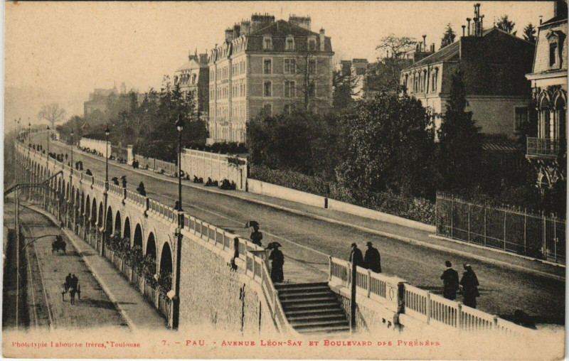 Carte postale ancienne Pau Avenue Leon-Say et Boulevard des Pyrenes à Pau