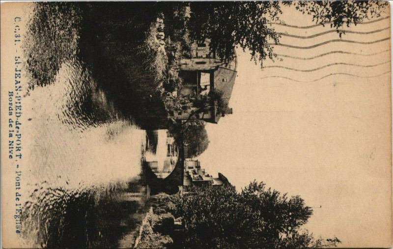 Carte postale ancienne Saint-Jean-Pied-de-Port Pont de l'Eglise - Bords de la Nive à Saint-Jean-Pied-de-Port
