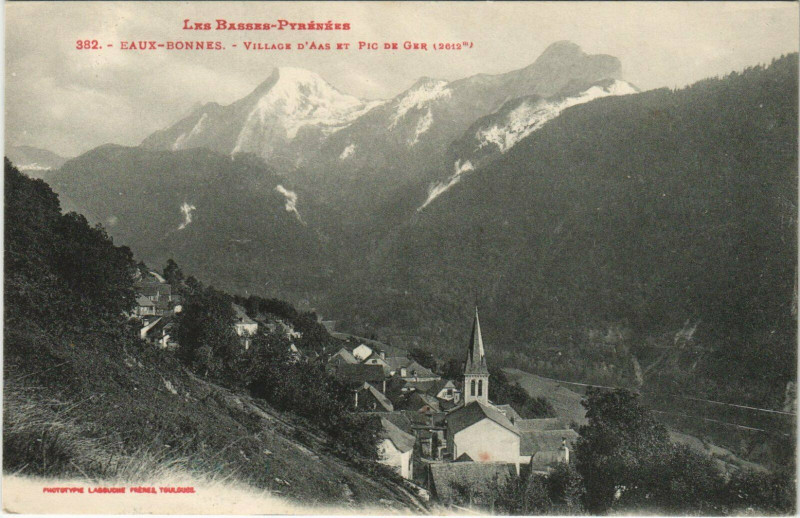 Carte postale ancienne Eaux-Bonnes Aas - Village d'Aas et Pic de Ger à Eaux-Bonnes