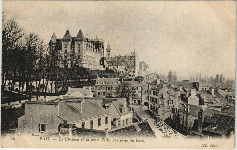 Carte postale ancienne Pau Le Chateau et la Basse Ville - Vue prise du Parc à Pau
