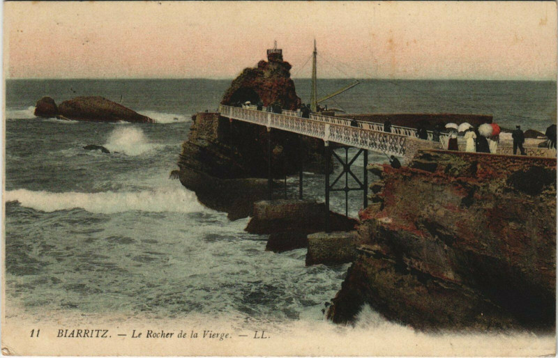 Carte postale ancienne Biarritz Le Rocher de la Vierge à Biarritz
