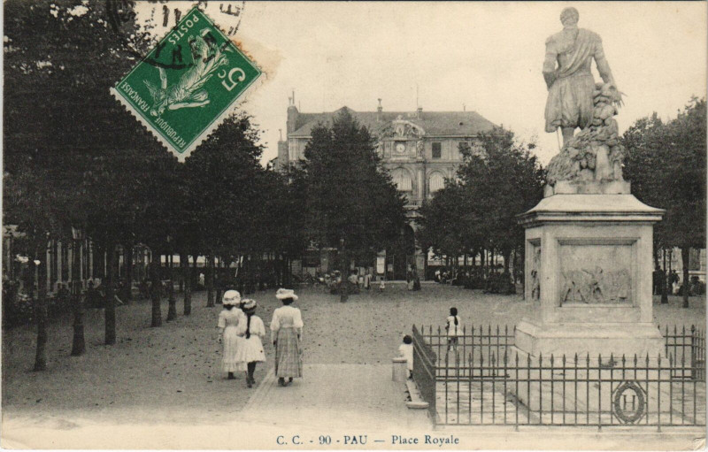 Carte postale ancienne Pau Place Royale à Pau