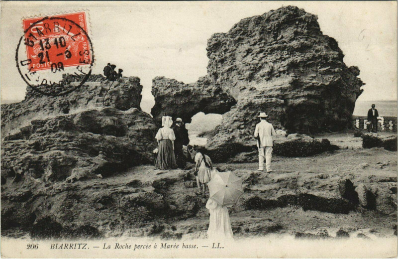 Carte postale ancienne Biarritz La Roche Percee a Maree Basse à Biarritz