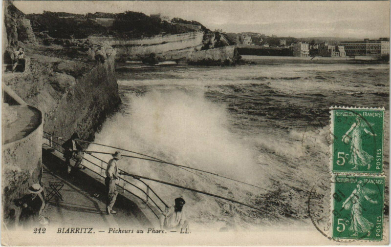 Carte postale ancienne Biarritz Pecheurs au Phare à Biarritz