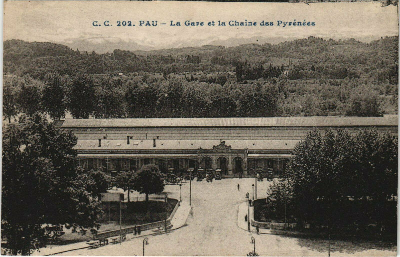 Carte postale ancienne Pau La Gare et la Chaine des Pyrenees à Pau