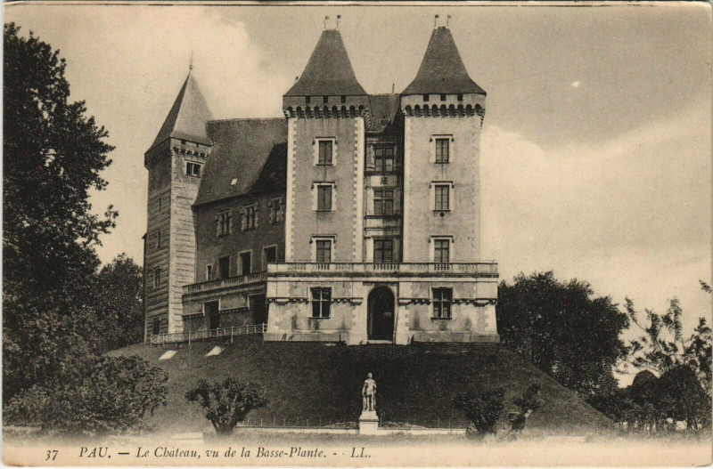Carte postale ancienne Pau Le Chateau - Vu de la Basse-Plante à Pau
